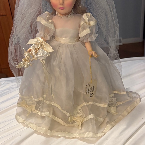 NWT-Charming Bridal Doll with Veil - Picture 5 of 16